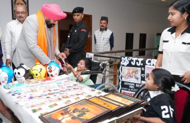 लोक भवन में आयोजित कार्यक्रम में हर्षल फाउंडेशन के दिव्यांगजनों द्वारा तैयार उत्पादों की प्रदर्शनी का अवलोकन करते हुए राज्यपाल।