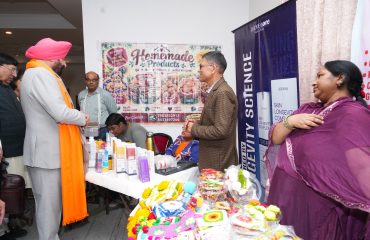 लोक भवन में आयोजित कार्यक्रम में हर्षल फाउंडेशन के दिव्यांगजनों द्वारा तैयार उत्पादों की प्रदर्शनी का अवलोकन करते हुए राज्यपाल।