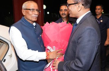 Secretary to the Governor, Shri Ravinath Raman, welcoming the Governor-designate of Uttarakhand, Dr. Dhal Singh Bisen, upon his arrival at Lok Bhavan.
