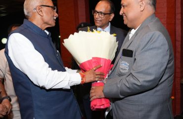 Registrar General of the High Court, Shri K.K. Shukla, welcoming the Governor-designate of Uttarakhand, Dr. Dhal Singh Bisen, upon his arrival at Lok Bhavan.