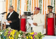 लोक भवन में आयोजित समारोह में उत्तराखण्ड के राज्यपाल पद की शपथ लेते हुए राज्यपाल डॉ. ढाल सिंह बिसेन।