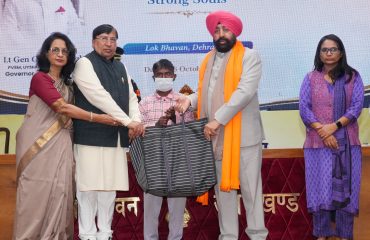 लोक भवन में आयोजित कार्यक्रम में टीबी रोगियों, दिव्यांगजनों एवं अनाथ बच्चों को उपहार तथा पौष्टिक आहार प्रदान करते हुए राज्यपाल।