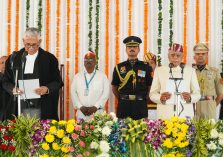 लोक भवन में आयोजित समारोह में उत्तराखण्ड के राज्यपाल पद की शपथ लेते हुए राज्यपाल डॉ. ढाल सिंह बिसेन।