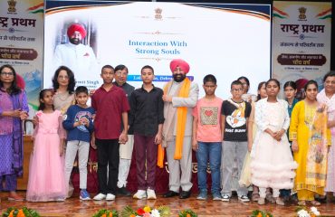 लोक भवन में आयोजित कार्यक्रम में टीबी रोगियों, दिव्यांगजनों एवं अनाथ बच्चों के साथ राज्यपाल।