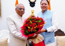 लोक भवन में आयोजित समारोह में राज्यपाल डॉ. ढाल सिंह बिसेन को पदभार ग्रहण करने की शुभकामनाएं देते हुए मुख्यमंत्री श्री पुष्कर सिंह धामी।