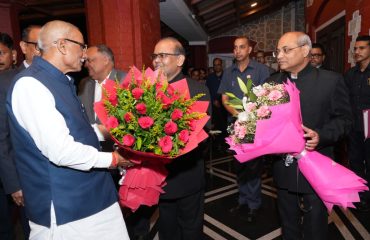 उत्तराखण्ड के मनोनीत राज्यपाल डॉ. ढाल सिंह बिसेन का लोक भवन आगमन पर स्वागत करते हुए सचिव प्रोटोकॉल श्री विनोद कुमार सुमन।