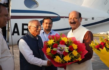उत्तराखण्ड के मनोनीत राज्यपाल डॉ. ढाल सिंह बिसेन जौलीग्रांट एयरपोर्ट पहुंचने पर उनका स्वागत करते हुए कैबिनेट मंत्री श्री सुबोध उनियाल।