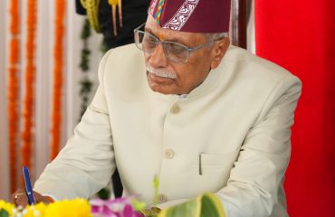 लोक भवन में आयोजित समारोह में उत्तराखण्ड के राज्यपाल का पदभार ग्रहण कर हस्ताक्षर करते हुए राज्यपाल डॉ. ढाल सिंह बिसेन।