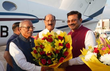 Chief Secretary Shri Anand Bardhan welcoming the Governor-designate of Uttarakhand, Dr. Dhal Singh Bisen, upon his arrival at Jolly Grant Airport.