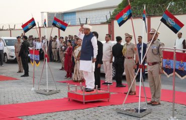 जौलीग्रांट एयरपोर्ट पहुंचने पर उत्तराखण्ड पुलिस द्वारा “गार्ड ऑफ ऑनर” लेते हुए उत्तराखण्ड के मनोनीत राज्यपाल डॉ. ढाल सिंह बिसेन।