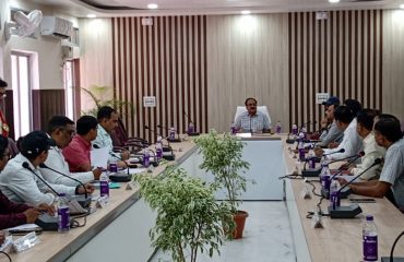 मुंगेर प्रमंडल अंतर्गत सभी ज़िलों के उप विकास आयुक्त एव ज़िला पंचायती राज पदाधिकारियो के साथ विकास  से संबंधित समीक्षात्मक बैठक करते हुए प्रमंडलीय आयुक्त।