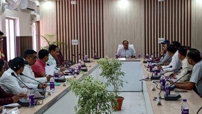 मुंगेर प्रमंडल अंतर्गत सभी ज़िलों के उप विकास आयुक्त एव ज़िला पंचायती राज पदाधिकारियो के साथ विकास  से संबंधित समीक्षात्मक बैठक करते हुए प्रमंडलीय आयुक्त।