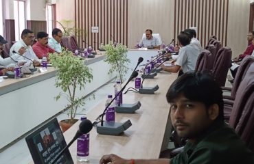 Divisional Commissioner holding a review meeting related to development with the Deputy Development Commissioner and District Panchayati Raj officials of all the districts under Munger Division