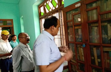 श्री कृष्ण सेवा सदन पुस्तकालय,मुंगेर का निरीक्षण करते प्रमंडलीय आयुक्त