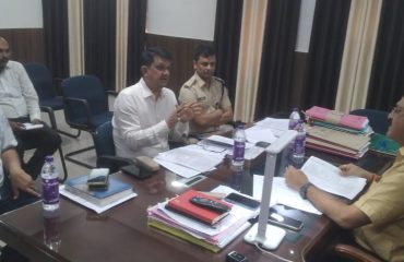 श्रावणी मेला 2023 की तैयारी एव बकरीद पर्व पर विधि व्यवस्था के संदर्भ में मुंगेर ज़िलाधिकारी एव पुलिस अधीक्षक के साथ बैठक करते हुए प्रमंडलीय आयुक्त।