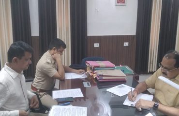 श्रावणी मेला 2023 की तैयारी एव बकरीद पर्व पर विधि व्यवस्था के संदर्भ में मुंगेर ज़िलाधिकारी एव पुलिस अधीक्षक के साथ बैठक करते हुए प्रमंडलीय आयुक्त।
