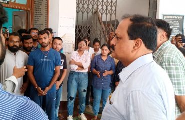 श्री कृष्ण सेवा सदन पुस्तकालय,मुंगेर का निरीक्षण करते प्रमंडलीय आयुक्त