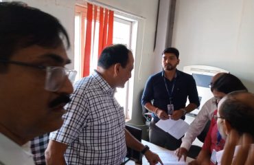 जिला निबंधन एवं परामर्श केंद्र,मुंगेर का निरीक्षण करते प्रमंडलीय आयुक्त