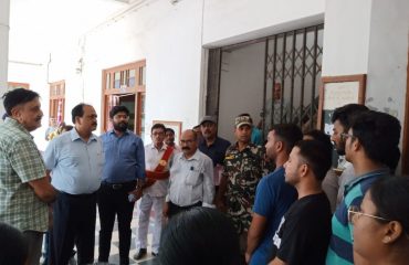श्री कृष्ण सेवा सदन पुस्तकालय,मुंगेर का निरीक्षण करते प्रमंडलीय आयुक्त
