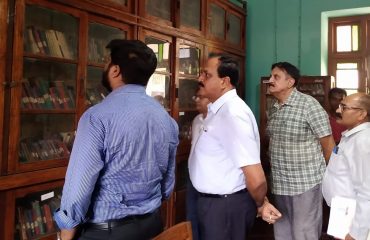 श्री कृष्ण सेवा सदन पुस्तकालय,मुंगेर का निरीक्षण करते प्रमंडलीय आयुक्त