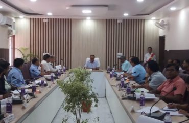 मुंगेर प्रमंडल अंतर्गत सभी ज़िलों के अपर समाहर्ता एव भूमि सुधार उप समाहर्ता के साथ राजस्व  से संबंधित समीक्षात्मक बैठक करते हुए प्रमंडलीय आयुक्त।