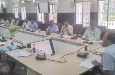 मुंगेर प्रमंडल अंतर्गत सभी ज़िलों के अपर समाहर्ता एव भूमि सुधार उप समाहर्ता के साथ राजस्व  से संबंधित समीक्षात्मक बैठक करते हुए प्रमंडलीय आयुक्त।
