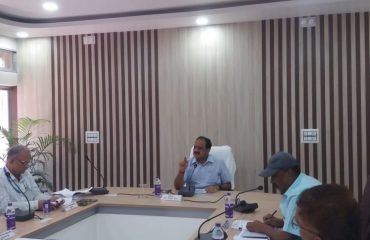 Divisional Commissioner holding review meeting related to revenue with Additional Collector and Land Reforms Deputy Collector of all districts under Munger Division.