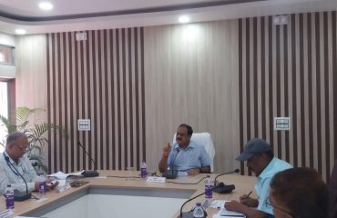 मुंगेर प्रमंडल अंतर्गत सभी ज़िलों के अपर समाहर्ता एव भूमि सुधार उप समाहर्ता के साथ राजस्व  से संबंधित समीक्षात्मक बैठक करते हुए प्रमंडलीय आयुक्त।