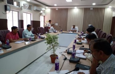 मुंगेर प्रमंडल अंतर्गत सभी ज़िलों के उप विकास आयुक्त एव ज़िला पंचायती राज पदाधिकारियो के साथ विकास  से संबंधित समीक्षात्मक बैठक करते हुए प्रमंडलीय आयुक्त।