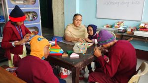 Teacher imparting training to the Students with Mental Retardation of Sreema Pratibandhi Kalyan Kendra, Paschim Medinipur