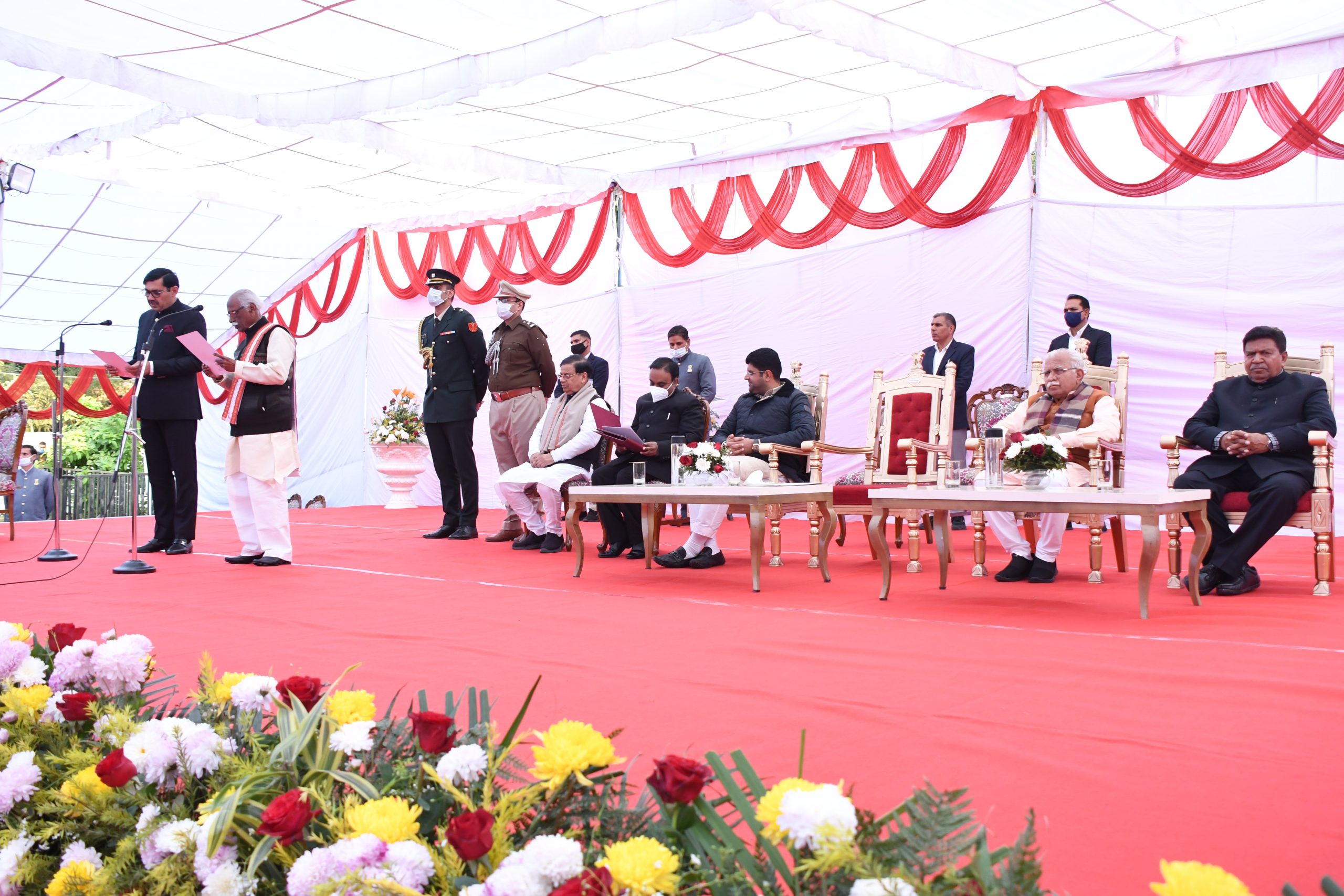 राज्यपाल श्री बंडारू दत्तात्रेय मंगलवार को हरियाणा राजभवन में आयोजित शपथ समारोह में श्री देवेंद्र सिंह बबली को मंत्री पद की शपथ दिलाते हुए