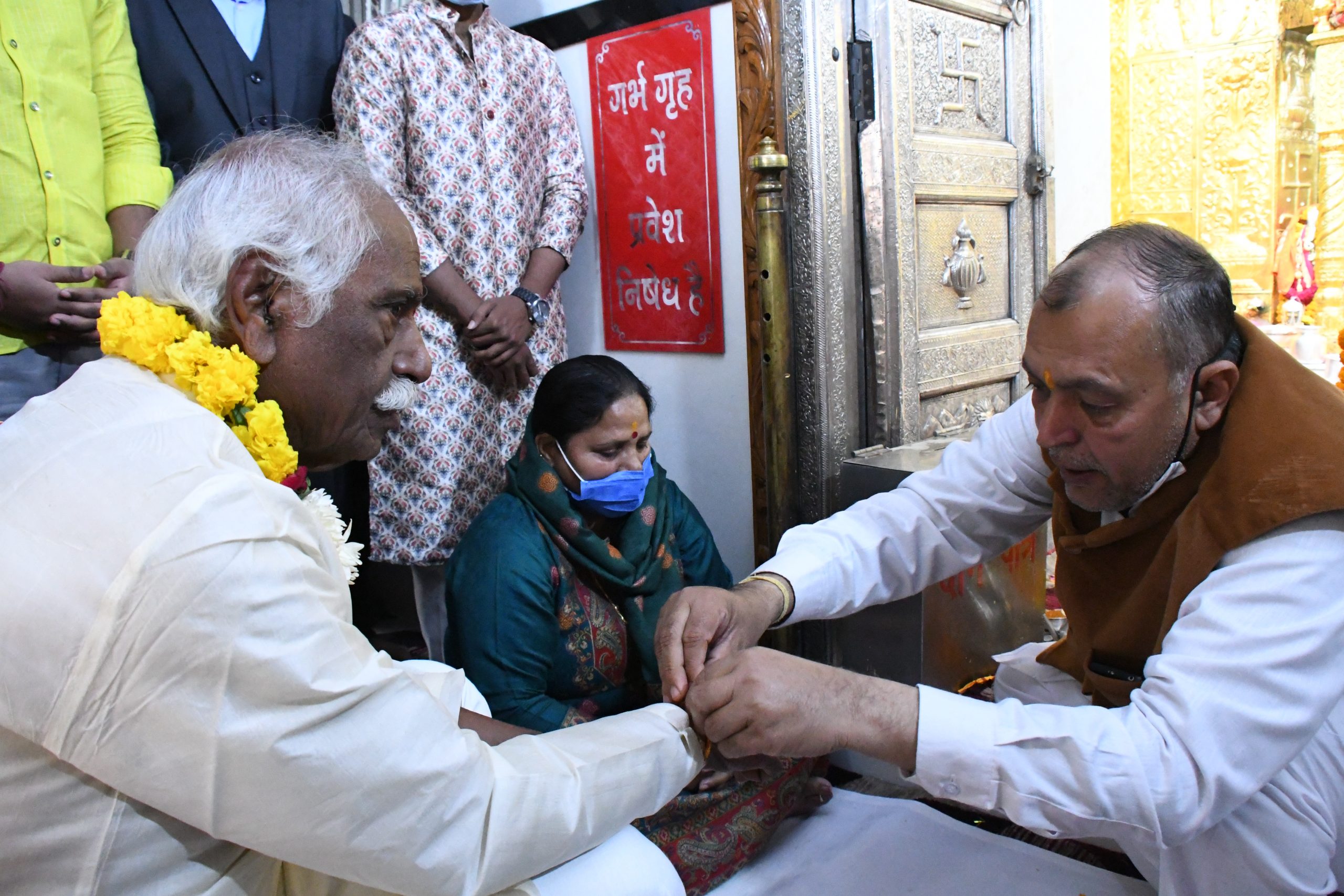 राज्यपाल श्री बंडारू दत्तात्रेय श्री माता मनसा देवी मंदिर में पूजा अर्चना करते हुए