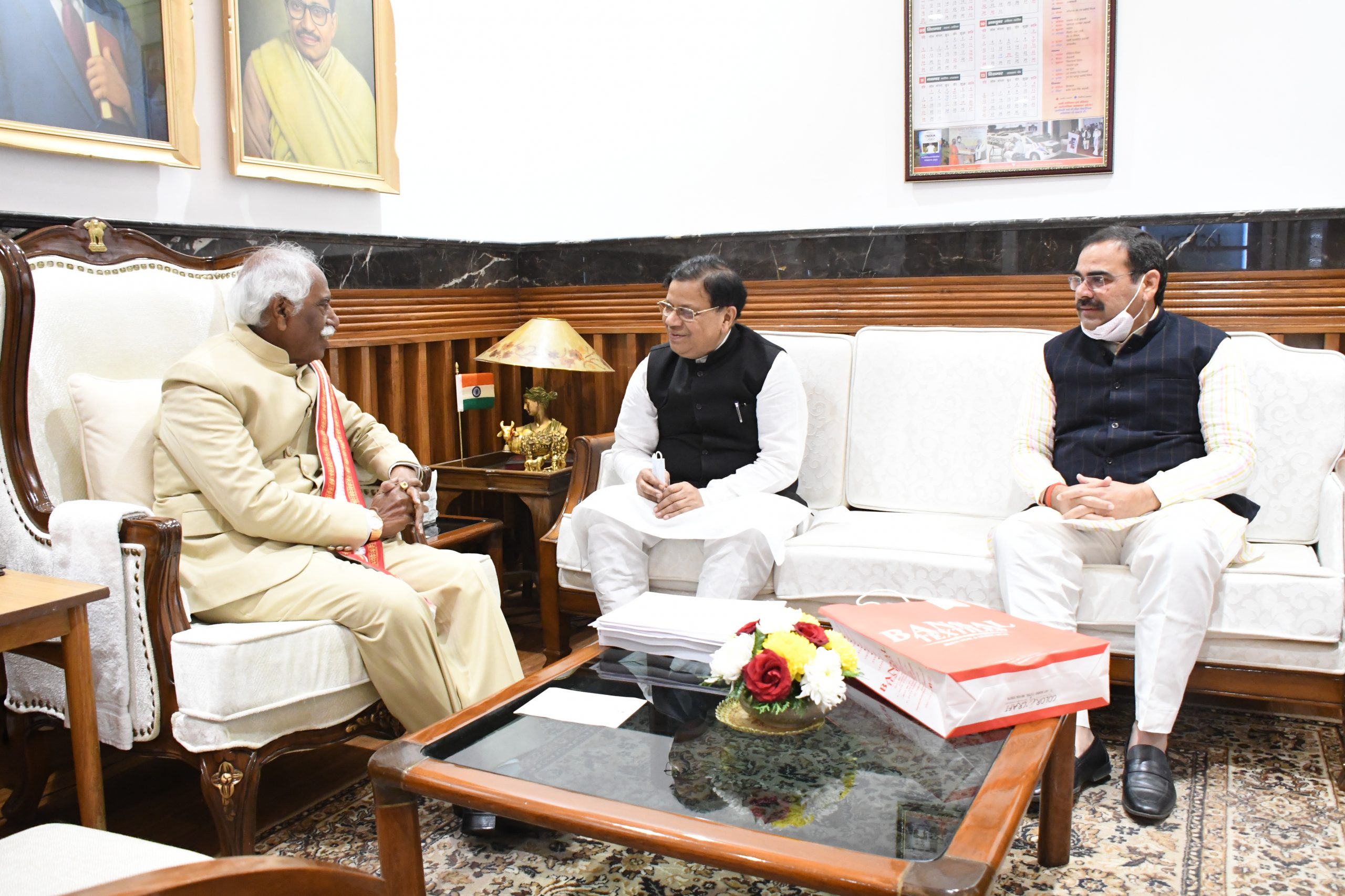 राज्यपाल श्री बंडारू दत्तात्रेय से वीरवार को राजभवन में हरियाणा के विकास एवं पंचायत मंत्री श्री देवेंद्र सिंह बबली शिष्टाचार मुलाकात करते हुए