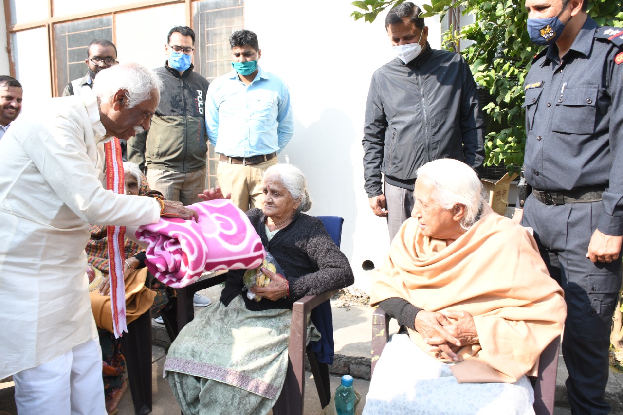 राज्यपाल श्री बंडारू दत्तात्रेय रेडक्रॉस वृद्धाश्रम सेक्टर-15 पहुंच बुजुर्गों को कंबल व फल 
