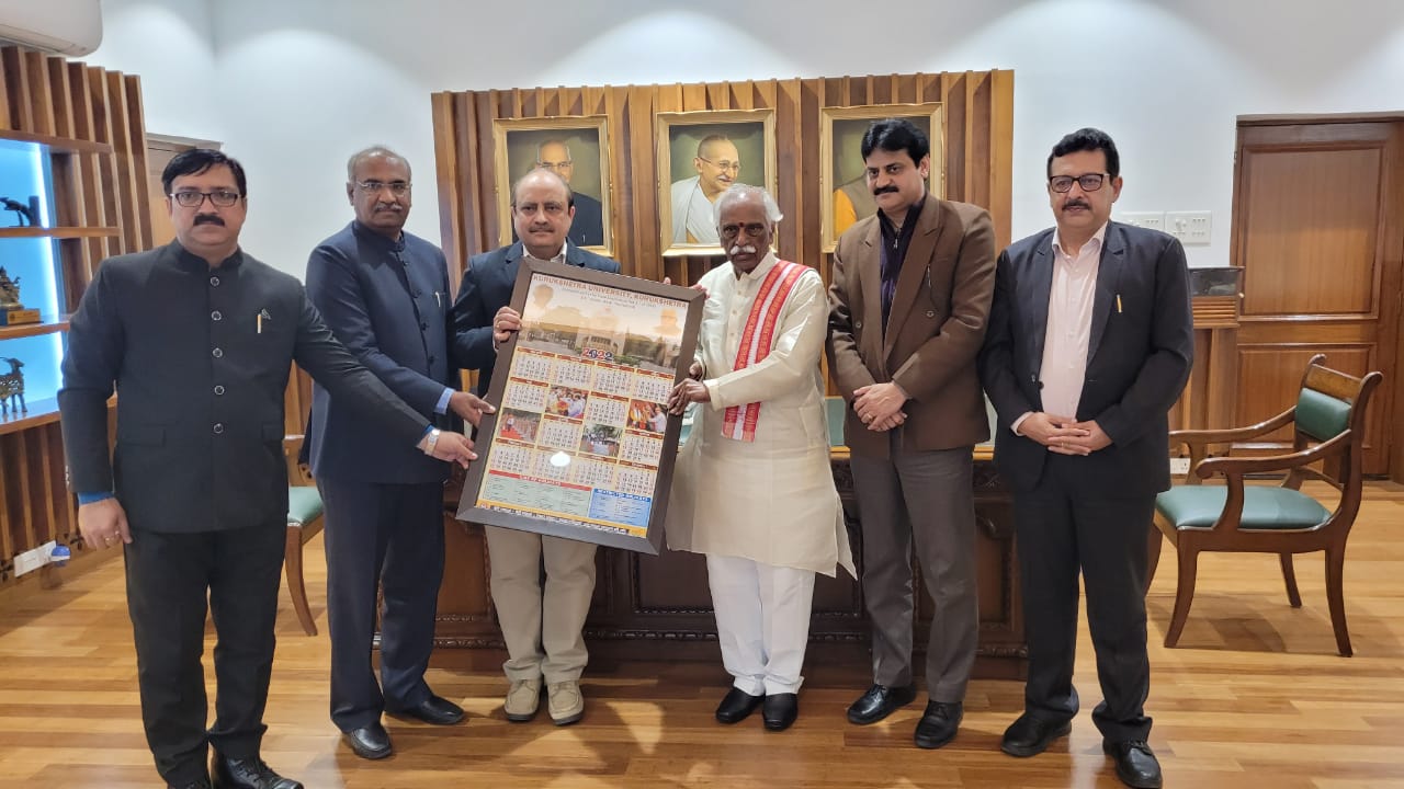 राज्यपाल श्री बंडारू दत्तात्रेय शनिवार को राजभवन में कुरूक्षेत्र विश्वविद्यालय कुरूक्षेत्र द्वारा तैयार किया धरोहर हरियाणा संग्रहालय का वार्षिक कैलेंडर जारी करते हुए