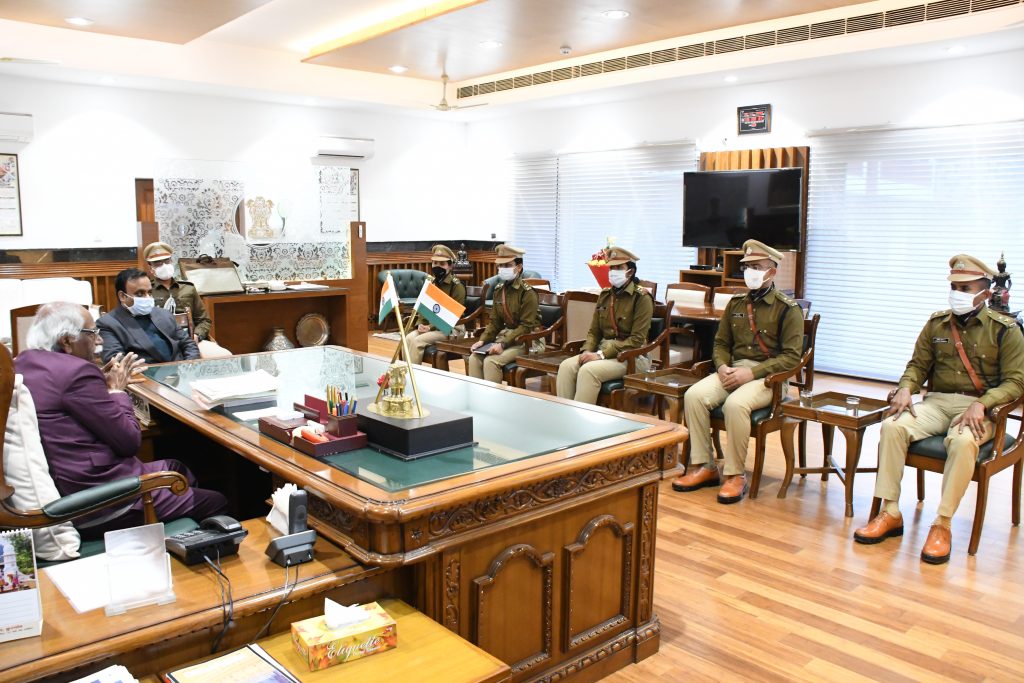 राज्यपाल श्री बंडारू दत्तात्रेय सोमवार को राजभवन में भारतीय पुलिस सेवा के नवनियुक्त प्रशिक्षु अधिकारियों के साथ बातचीत करते हुए।