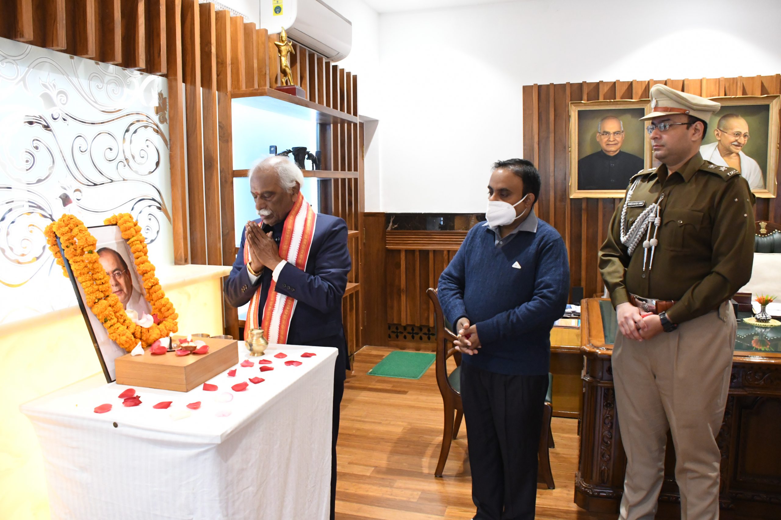 राज्यपाल श्री बंडारू दत्तात्रेय मंगलवार को राजभवन में पूर्व केंद्रीय मंत्री स्वर्गीय श्री अरुण जेटली जी की जयंती पर उन्हें पुष्प अर्पित कर 