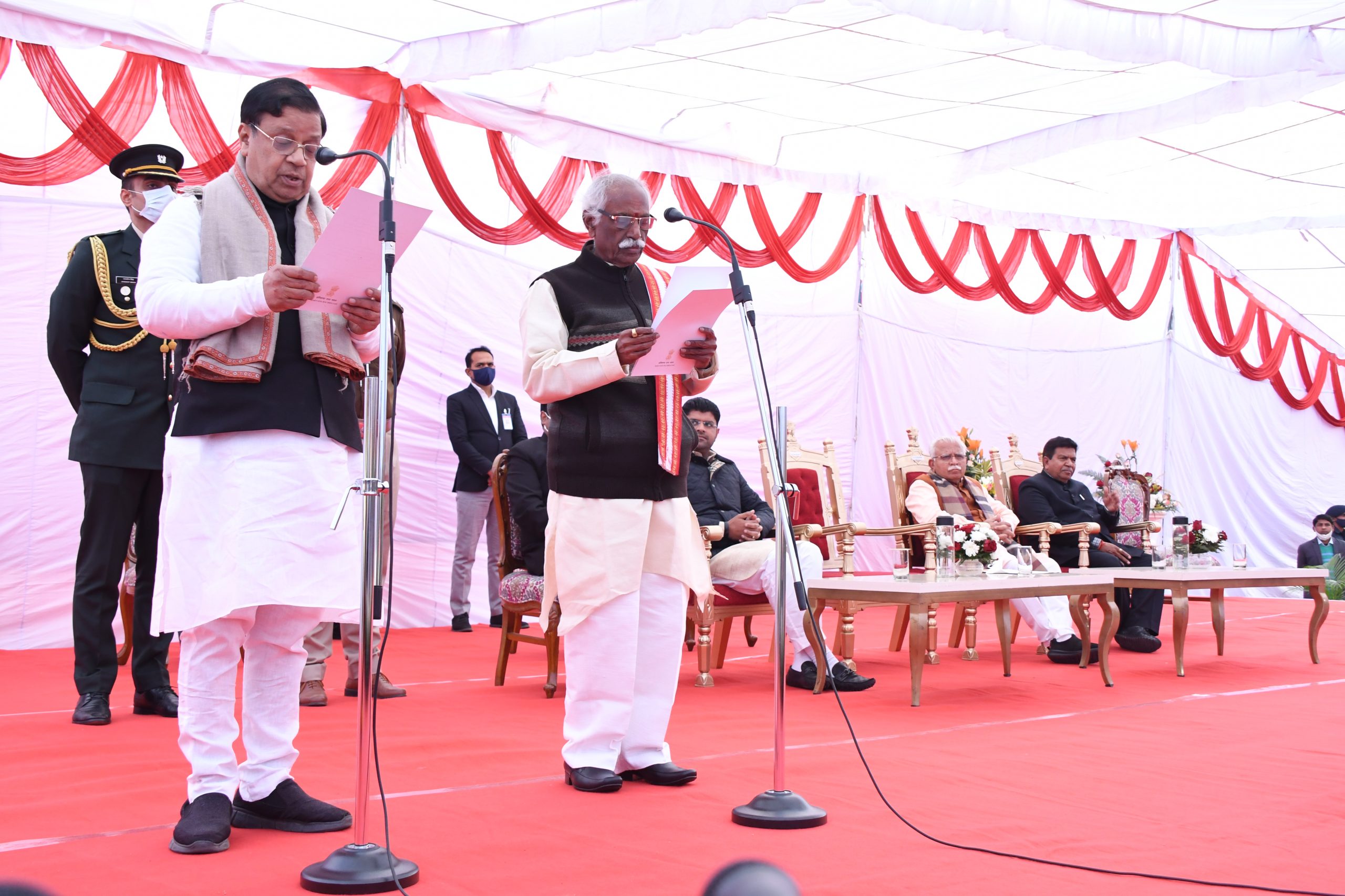 राज्यपाल श्री बंडारू दत्तात्रेय मंगलवार को हरियाणा राजभवन में आयोजित शपथ समारोह में डा. कमल गुप्ता को मंत्री पद की श