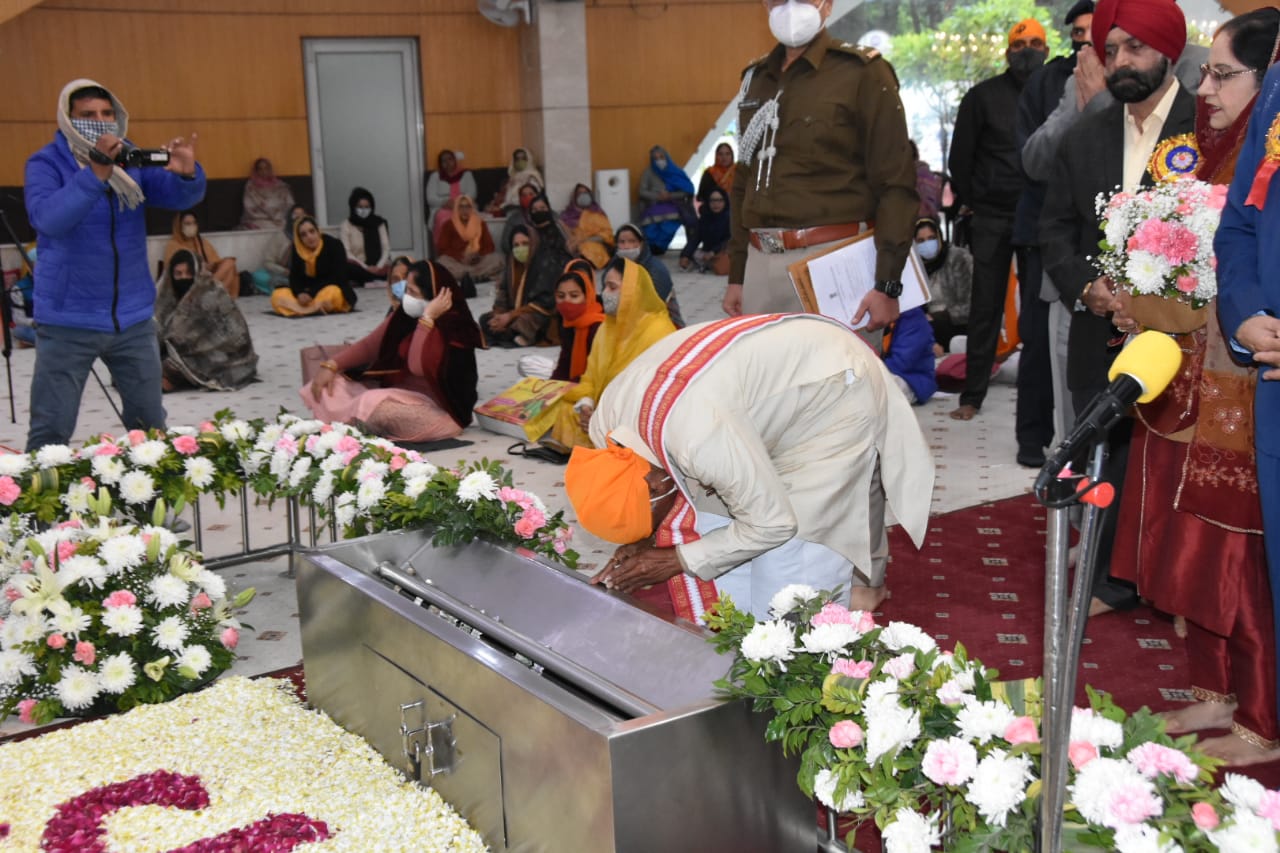 राज्यपाल श्री बंडारू  दत्तात्रेय ने रविवार 9 जनवरी को गुरु गोबिंद सिंह जी के प्रकाश पर्व पर गुरुग्राम के डीएलएफ-1 के एच ब्लॉक के गुरु