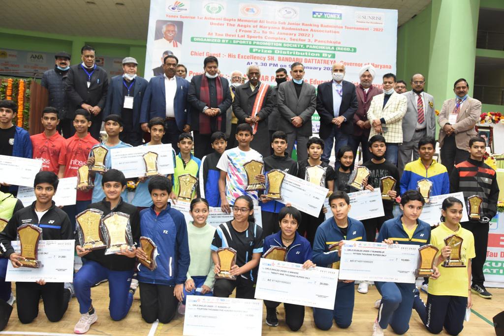 राज्यपाल श्री बंडारू दत्तात्रेय पंचकूला में आयोजित अश्विनी गुप्ता ऑल इंडिया- सब जूनियर रैंकिंग बैडमिंटन टूर्नामेंट के समापन अवसर पर विजेता खिलाड़ियों के