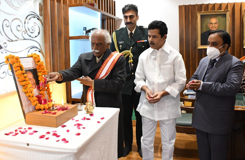 राज्यपाल श्री बंडारू दत्तात्रेय गुरुवार को  राजभवन में पूर्व प्रधानमंत्री स्वर्गीय श्री पी.वी. नरसिम्हा राव की पुण्यतिथि पर उन्हें विनम्र श्रद्धांजलि अर्पित कर नमन