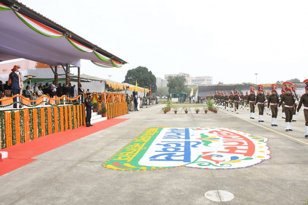 राज्यपाल श्री बंडारू दत्तात्रेय पंचकूला में आयोजित 73 वें राज्य स्तरीय गणतंत्र दिवस समारोह में मार्च पास्ट की स्लामी 