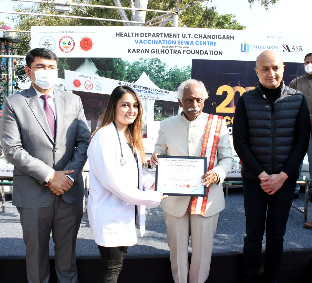 राज्यपाल श्री बंडारू दत्तात्रेय मंगलवार को सुखना लेक, चण्डीगढ़ पर स्थापित वैक्सीनेशन सेंटर पर कोरोना योद्धाओं को सम्मानित करते हुए