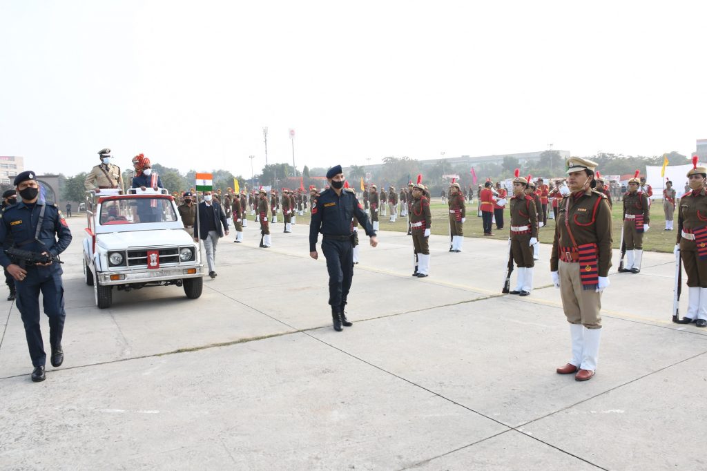 राज्यपाल श्री बंडारू दत्तात्रेय पंचकूला में आयोजित 73 वें राज्य स्तरीय गणतंत्र दिवस समारोह में परेड का निरीक्षण 