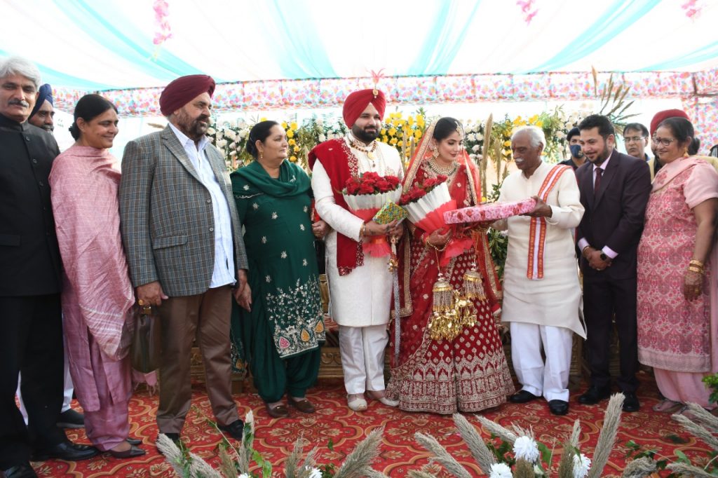 राज्यपाल श्री बंडारु दत्तात्रेय उनके ओ एस डी बखविन्दर सिंह की बेटी  शादी में आशीर्वाद देते हुए