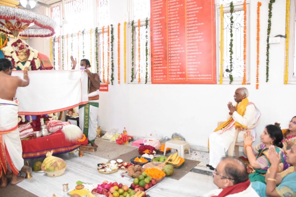 राज्यपाल श्री बंडारू दत्तात्रेय ने आज  सेक्टर 12 -A के स्वामी वेंकटेश्वर मंदिर  पहुंचकर भगवान  वेंकटेश्वर, माता लक्ष्मी और भूमि माता की  पूजा अर्चना कर आशीर्वाद लिया
