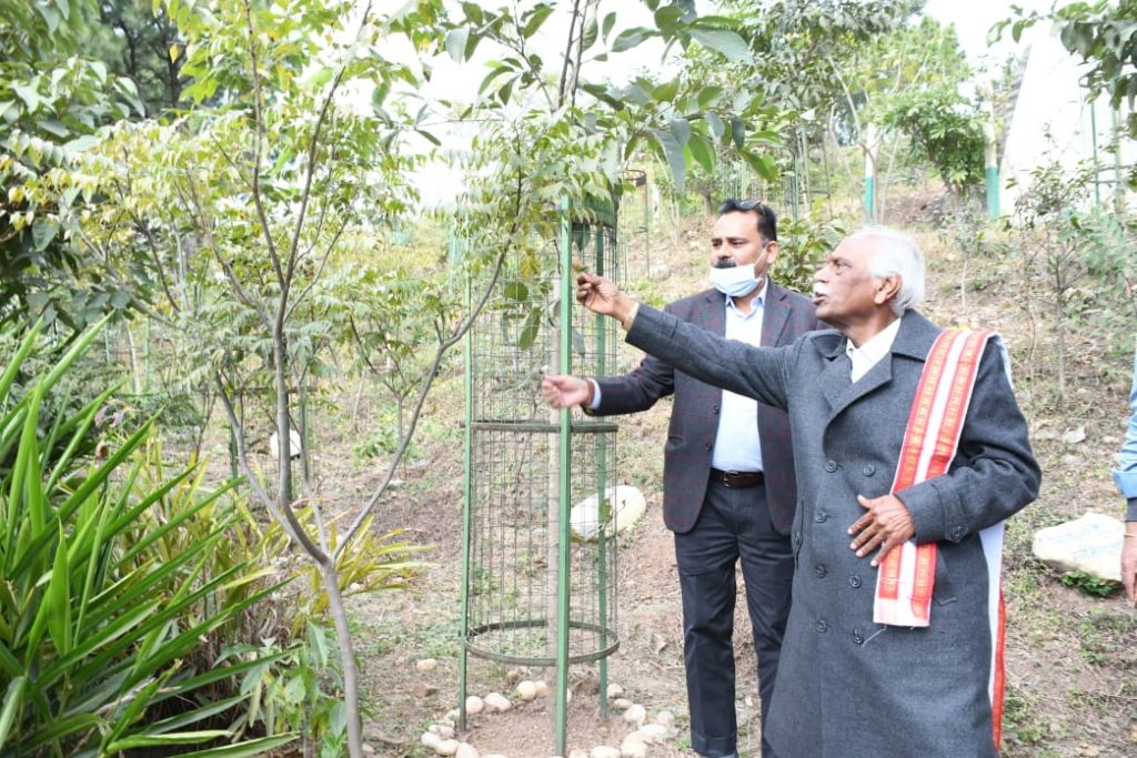 राज्यपाल श्री बंडारू दत्तात्रेय पंचकूला के मोरनी स्थित हरड़ वाटिका का दौरा करते हुए