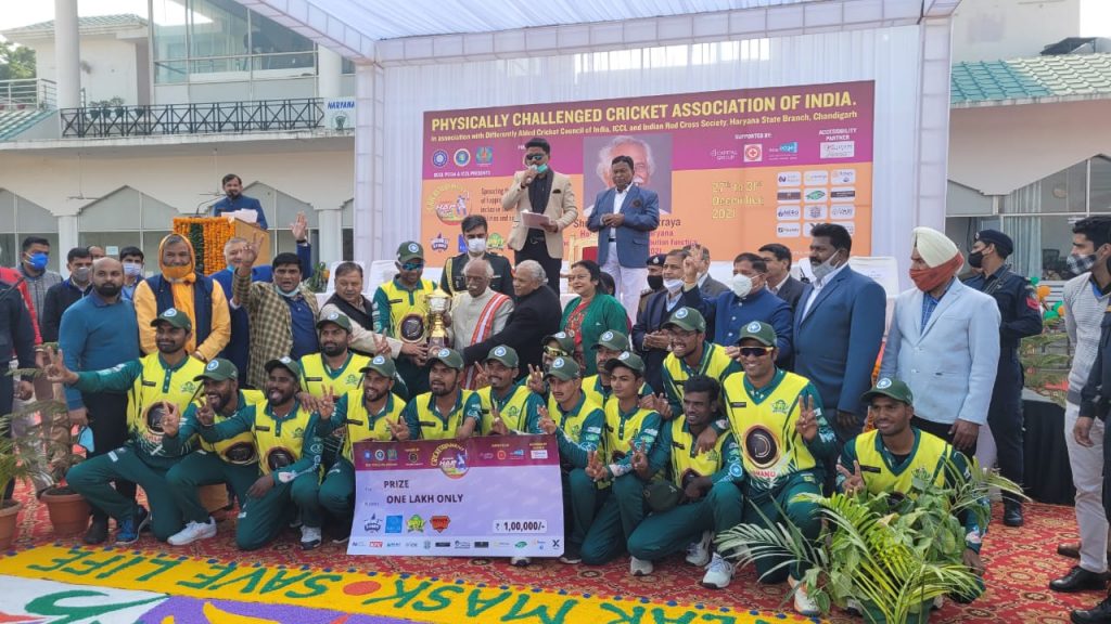 राज्यपाल श्री बंडारू दत्तात्रेय दिव्यांग प्रोफेशनल क्रिकेटर्स के टी-20 हैप-2021 टूर्नामेंट के पुरस्कार वितरण समारोह में विजेता टीम को सम्मानित करते हुए