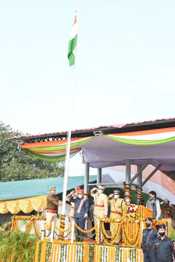 राज्यपाल श्री बंडारू दत्तात्रेय पंचकूला में आयोजित 73 वें राज्य स्तरीय गणतंत्र दिवस समारोह में ध्वजारोहण
