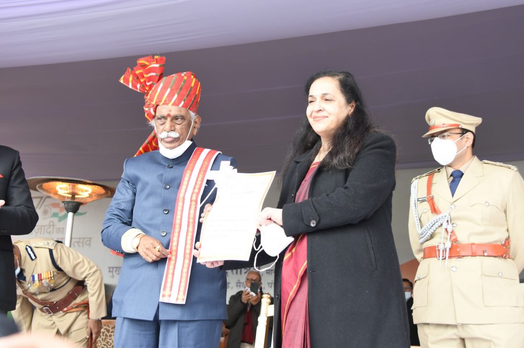 राज्यपाल श्री बंडारू दत्तात्रेय पंचकूला में आयोजित 73 वें राज्य स्तरीय गणतंत्र दिवस समारोह में समाजसेवियों और प्रशासनिक अधिकारी तथा सांस्कृतिक कार्यक्रम में भाग लेेने वाले प्रतिभागियों को सम्मानित करते हुए
